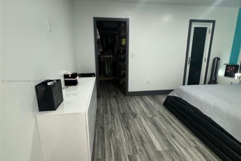 Villa ou maison à louer à Miami, Floride: 5 chambres, 278.71 m2 № 1965294 - photo 13