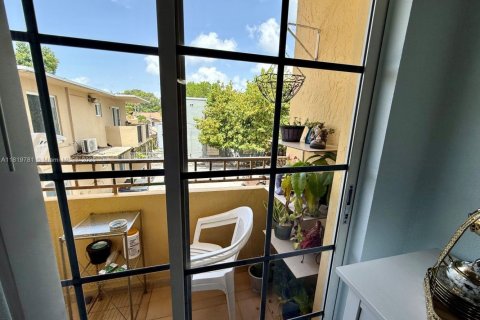 Condo in Miami, Florida, 2 bedrooms  № 1777672 - photo 10