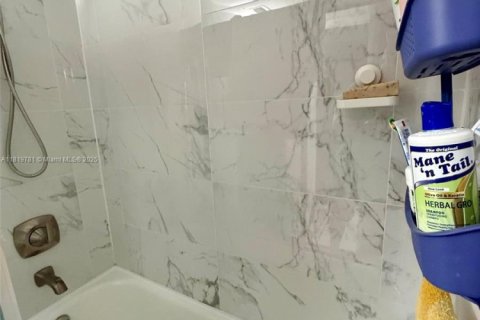 Condo in Miami, Florida, 2 bedrooms  № 1777672 - photo 8