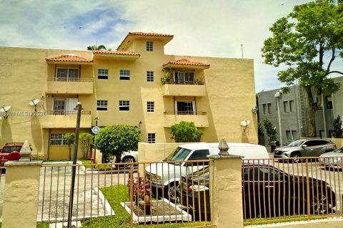 Condo in Miami, Florida, 2 bedrooms  № 1777672 - photo 1