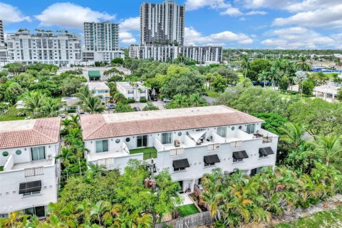 Adosado en alquiler en Fort Lauderdale, Florida, 4 dormitorios, 232.26 m2 № 1949047 - foto 1