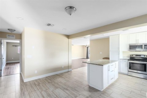 House in Apopka, Florida 4 bedrooms, 224.45 sq.m. № 1649258 - photo 10