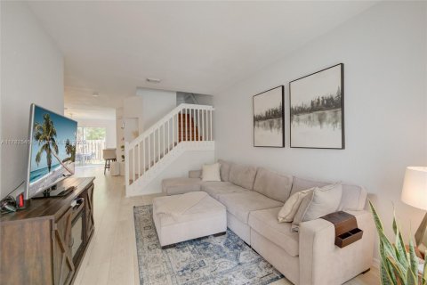 Townhouse in Miami, Florida 4 bedrooms, 166.57 sq.m. № 1731738 - photo 2