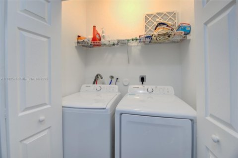 Townhouse in Miami, Florida 4 bedrooms, 166.57 sq.m. № 1731738 - photo 29