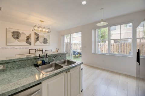 Townhouse in Miami, Florida 4 bedrooms, 166.57 sq.m. № 1731738 - photo 13