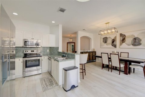 Townhouse in Miami, Florida 4 bedrooms, 166.57 sq.m. № 1731738 - photo 11