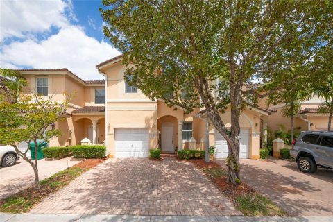 Townhouse in Miami, Florida 4 bedrooms, 166.57 sq.m. № 1731738 - photo 1