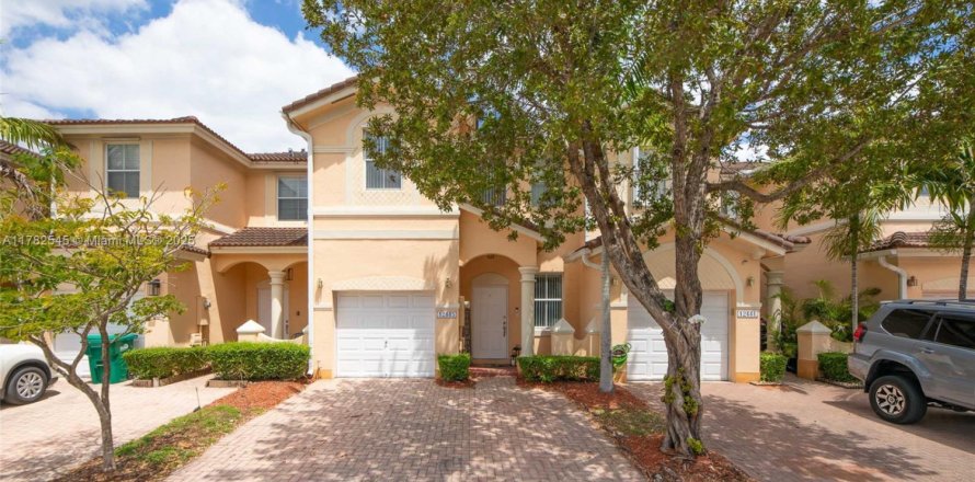 Townhouse in Miami, Florida 4 bedrooms, 166.57 sq.m. № 1731738