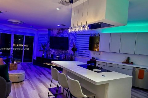 Casa en venta en Fort Lauderdale, Florida, 3 dormitorios, 232.07 m2 № 1992691 - foto 2