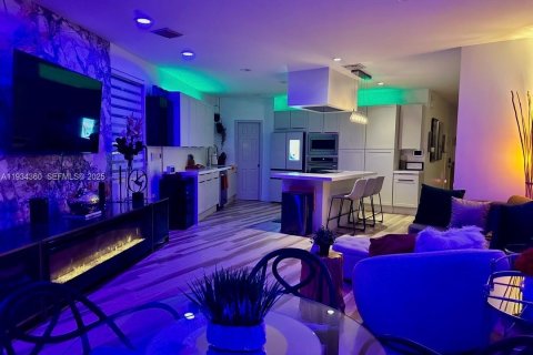 Casa en venta en Fort Lauderdale, Florida, 3 dormitorios, 232.07 m2 № 1992691 - foto 1