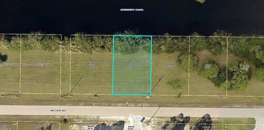 Land in Cape Coral, Florida № 2076978
