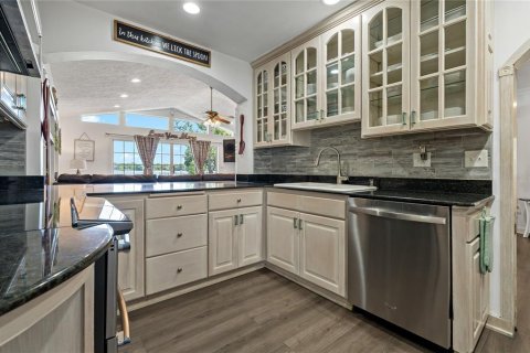 House in Tampa, Florida 4 bedrooms, 216.93 sq.m. № 1632485 - photo 10
