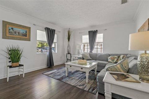 House in Tampa, Florida 4 bedrooms, 216.93 sq.m. № 1632485 - photo 13