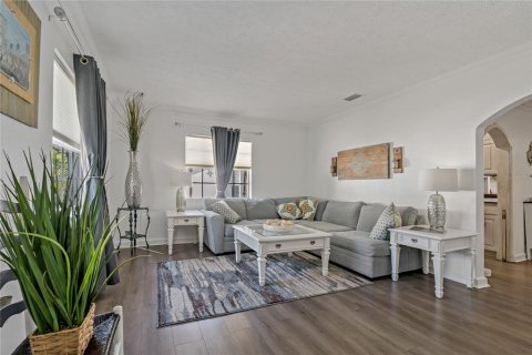 House in Tampa, Florida 4 bedrooms, 216.93 sq.m. № 1632485 - photo 14