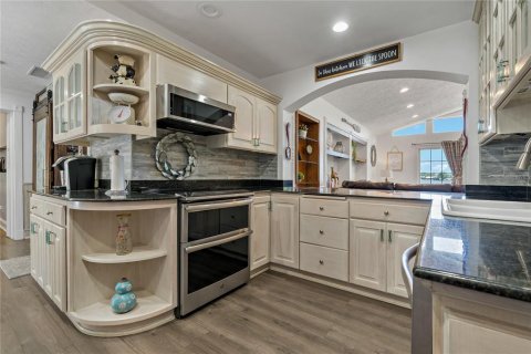 House in Tampa, Florida 4 bedrooms, 216.93 sq.m. № 1632485 - photo 8