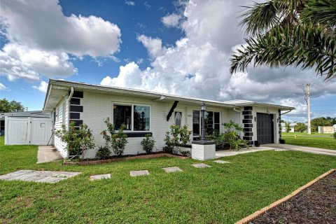 House in North Port, Florida 2 bedrooms, 109.25 sq.m. № 1780534 - photo 2