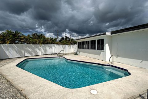 House in North Port, Florida 2 bedrooms, 109.25 sq.m. № 1780534 - photo 7