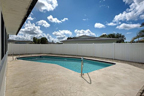 House in North Port, Florida 2 bedrooms, 109.25 sq.m. № 1780534 - photo 5