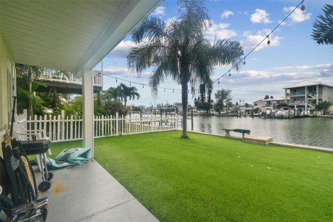 Commercial property in Madeira Beach, Florida 4 bedrooms, 240.62 sq.m. № 889454 - photo 15