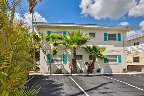 Commercial property in Madeira Beach, Florida 4 bedrooms, 240.62 sq.m. № 889454 - photo 1