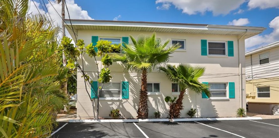 Commercial property in Madeira Beach, Florida 4 bedrooms, 240.62 sq.m. № 889454