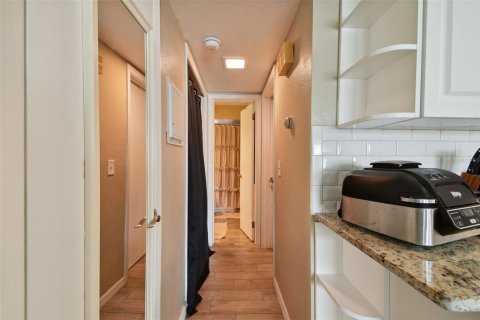 Commercial property in Madeira Beach, Florida 4 bedrooms, 240.62 sq.m. № 889454 - photo 25