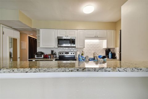 Commercial property in Madeira Beach, Florida 4 bedrooms, 240.62 sq.m. № 889454 - photo 26