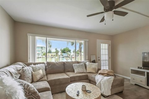 Commercial property in Madeira Beach, Florida 4 bedrooms, 240.62 sq.m. № 889454 - photo 28
