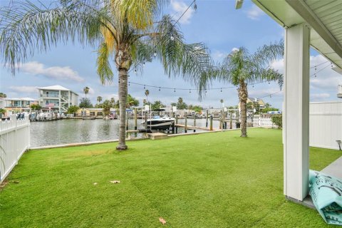 Commercial property in Madeira Beach, Florida 4 bedrooms, 240.62 sq.m. № 889454 - photo 13