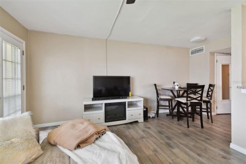 Commercial property in Madeira Beach, Florida 4 bedrooms, 240.62 sq.m. № 889454 - photo 27