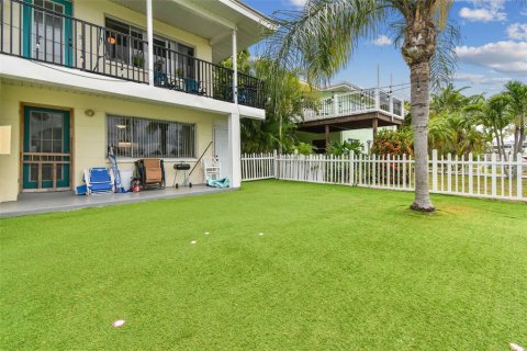 Commercial property in Madeira Beach, Florida 4 bedrooms, 240.62 sq.m. № 889454 - photo 10