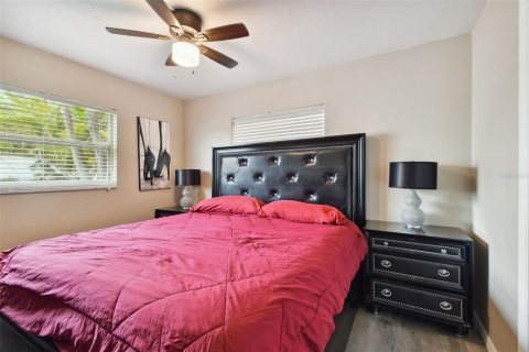 Commercial property in Madeira Beach, Florida 4 bedrooms, 240.62 sq.m. № 889454 - photo 20