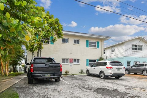 Commercial property in Madeira Beach, Florida 4 bedrooms, 240.62 sq.m. № 889454 - photo 4