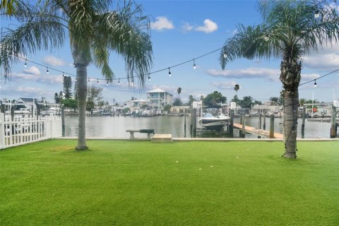 Commercial property in Madeira Beach, Florida 4 bedrooms, 240.62 sq.m. № 889454 - photo 14