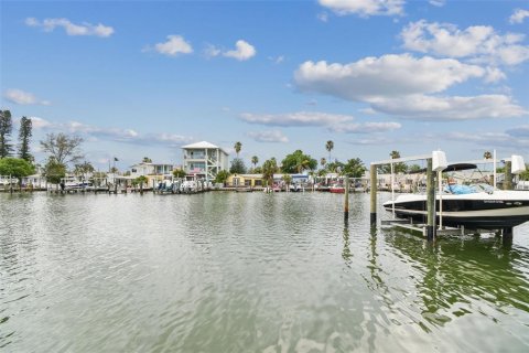 Commercial property in Madeira Beach, Florida 4 bedrooms, 240.62 sq.m. № 889454 - photo 7