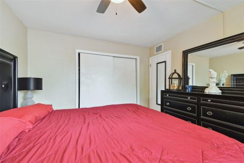 Commercial property in Madeira Beach, Florida 4 bedrooms, 240.62 sq.m. № 889454 - photo 17