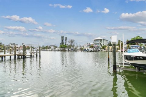 Commercial property in Madeira Beach, Florida 4 bedrooms, 240.62 sq.m. № 889454 - photo 9