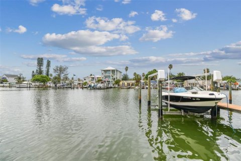 Commercial property in Madeira Beach, Florida 4 bedrooms, 240.62 sq.m. № 889454 - photo 8