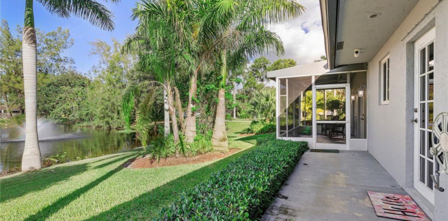 House in Davie, Florida 4 bedrooms, 451.88 sq.m. № 952317