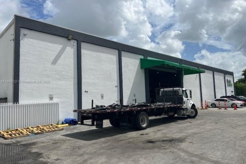 Commercial property in Opa-locka, Florida № 1979214 - photo 10