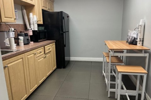 Commercial property in Opa-locka, Florida № 1979214 - photo 6