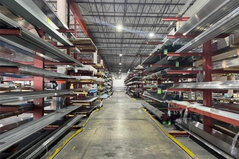 Commercial property in Opa-locka, Florida № 1979214 - photo 2