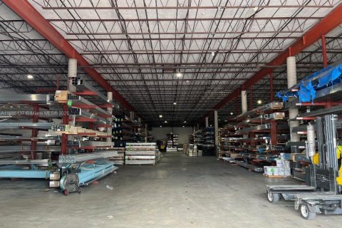 Commercial property in Opa-locka, Florida № 1979214 - photo 8