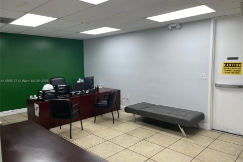 Commercial property in Opa-locka, Florida № 1979214 - photo 5