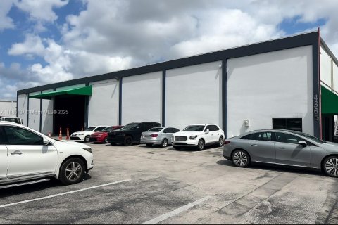 Commercial property in Opa-locka, Florida № 1979214 - photo 1