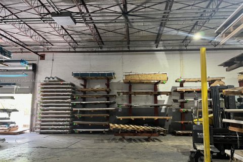 Commercial property in Opa-locka, Florida № 1979214 - photo 3