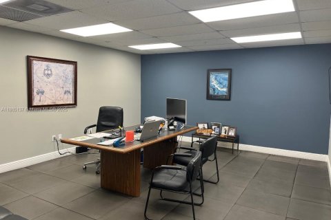 Commercial property in Opa-locka, Florida № 1979214 - photo 7