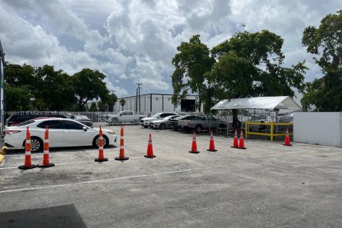 Commercial property in Opa-locka, Florida № 1979214 - photo 9