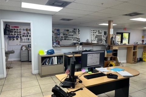 Commercial property in Opa-locka, Florida № 1979214 - photo 4