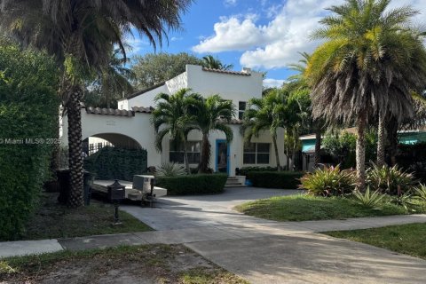 Casa en venta en North Miami, Florida, 5 dormitorios, 263.66 m2 № 1968921 - foto 1